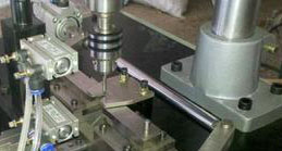 使用全自動鉆孔機，有效的提高生產(chǎn)的效率